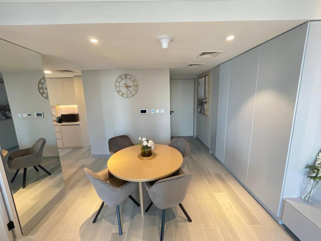 Marina Walk Gem Modern With Pool & Gym Access, Steps To & Metro Appartement Dubai