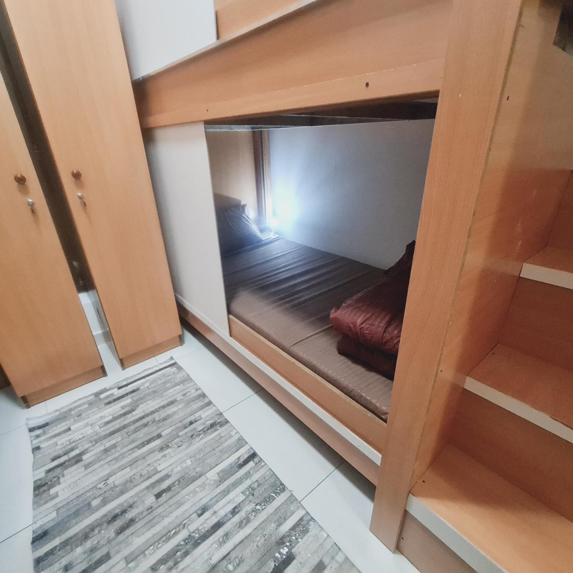 La Gold Capsule Men's Hostal