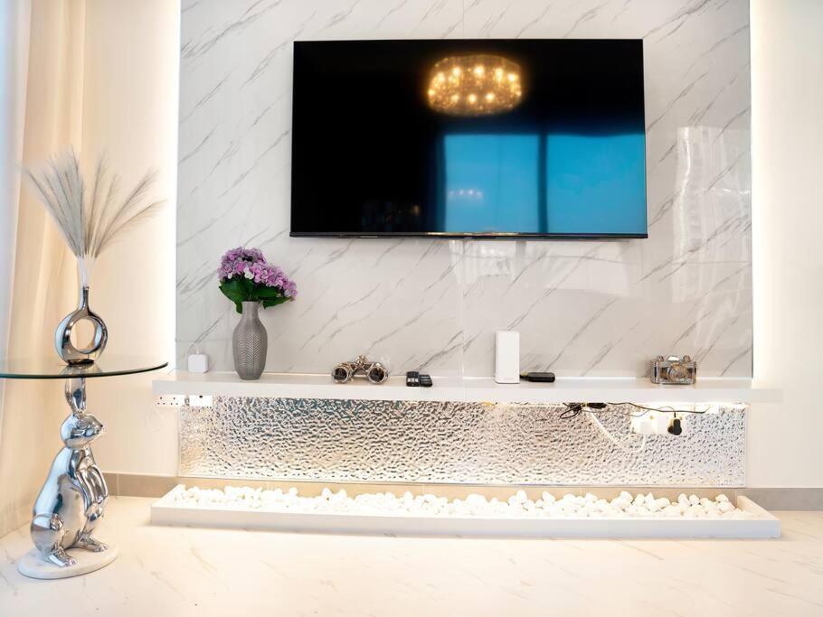 Glorious Fountain,opera &burj Sky View 4br Apartment Dubai