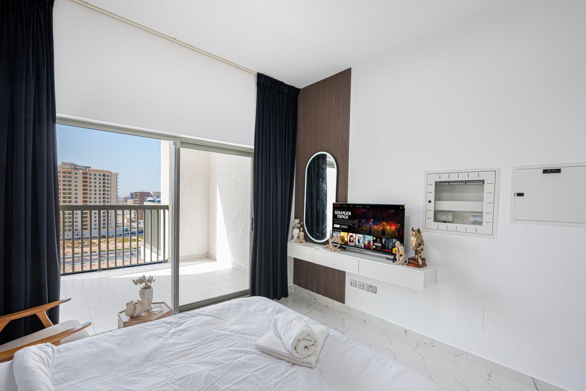 Modern Comfort In Dubailand *