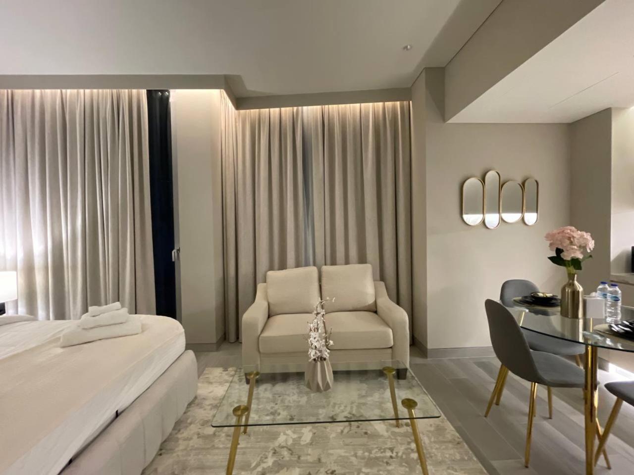 Marina Walk Gem Modern With Pool & Gym Access, Steps To & Metro Appartement