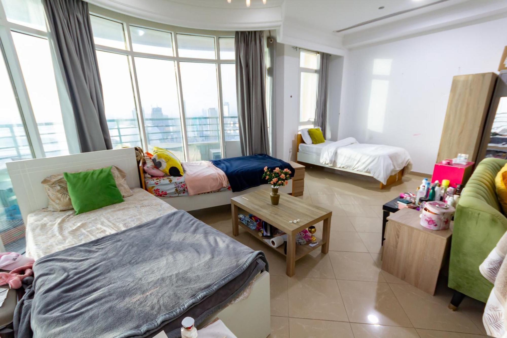 Lägenhet Spacious For Girls In Marina فتيات فقط Dubai