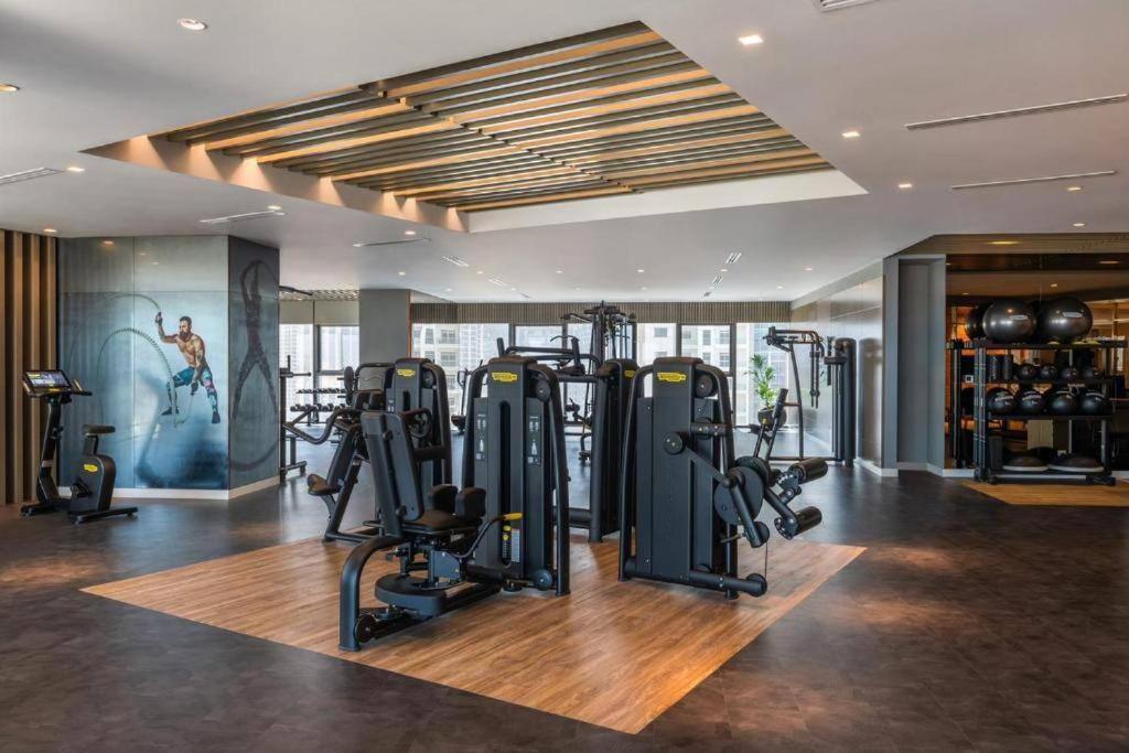 5 Star With Burj View Infinity Pool And Gym Apartament
