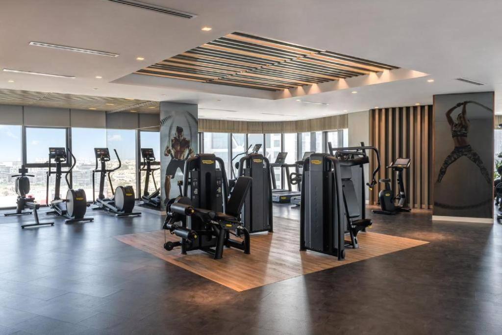 5 Star With Burj View Infinity Pool And Gym Apartament