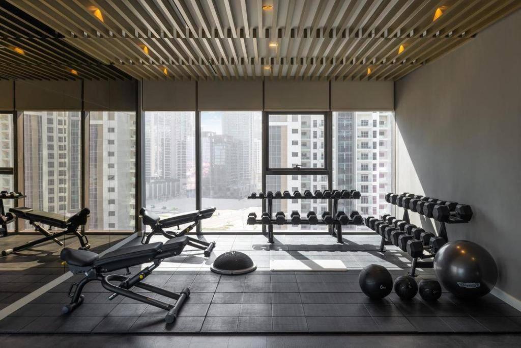 5 Star With Burj View Infinity Pool And Gym Apartament