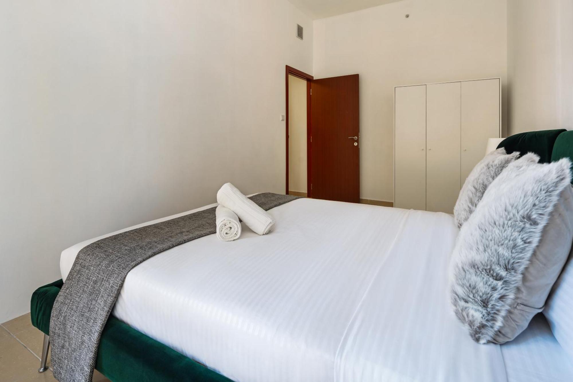 Spacious 5br With Maid's On Jbr - Prime Location, Steps From Shops, Dining & Entertainment - By Sunkissed Homes Apartamento