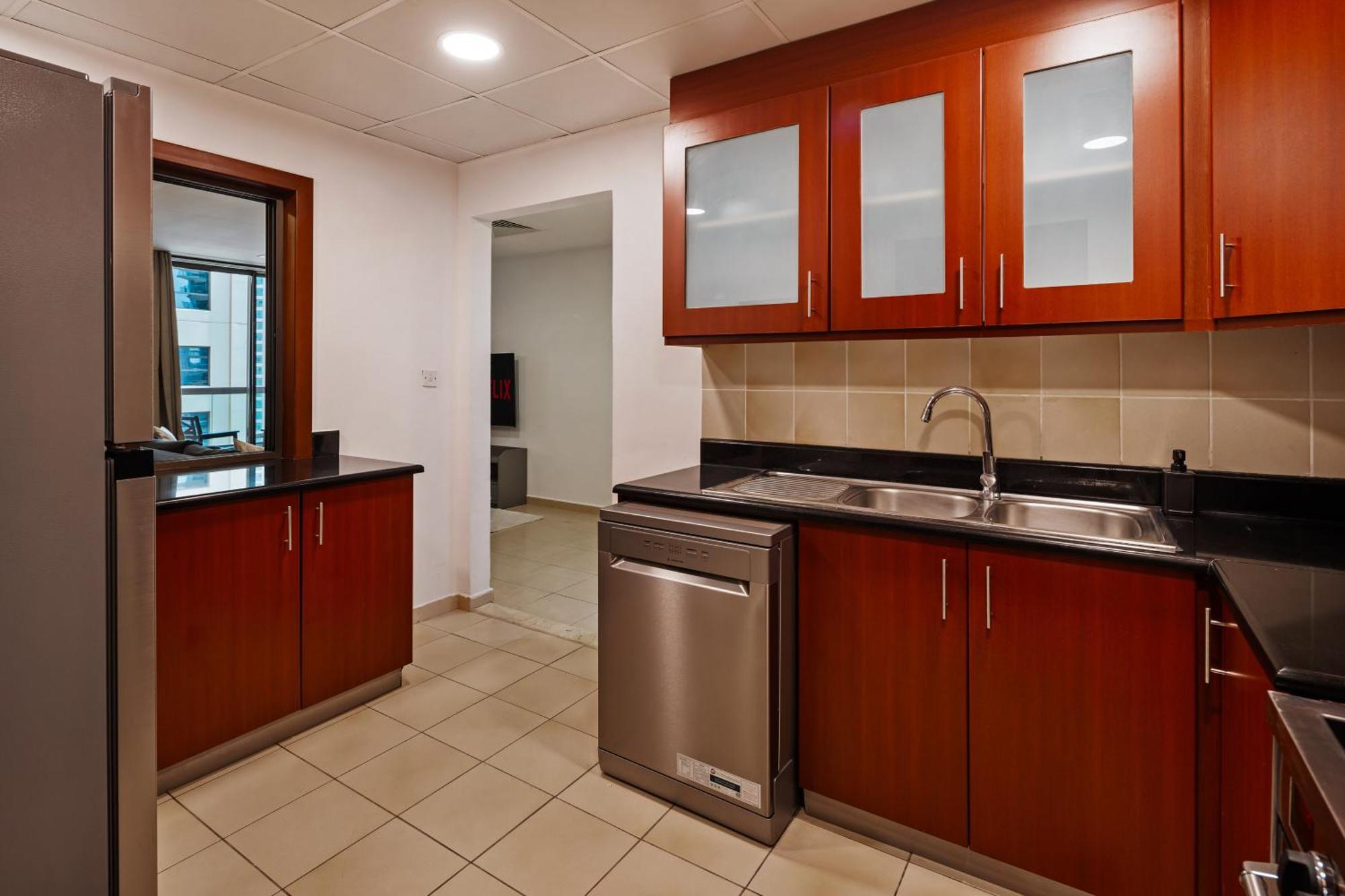 Spacious 5br With Maid's On Jbr - Prime Location, Steps From Shops, Dining & Entertainment - By Sunkissed Homes Dubái