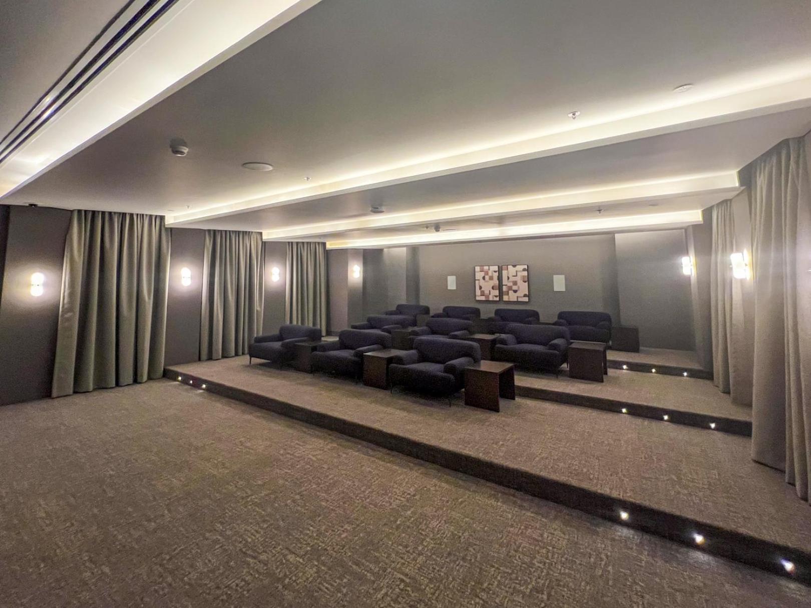 Downtown Luxury - Open Views Of The & The Sea - Walking Distance To Mall Lejlighed *