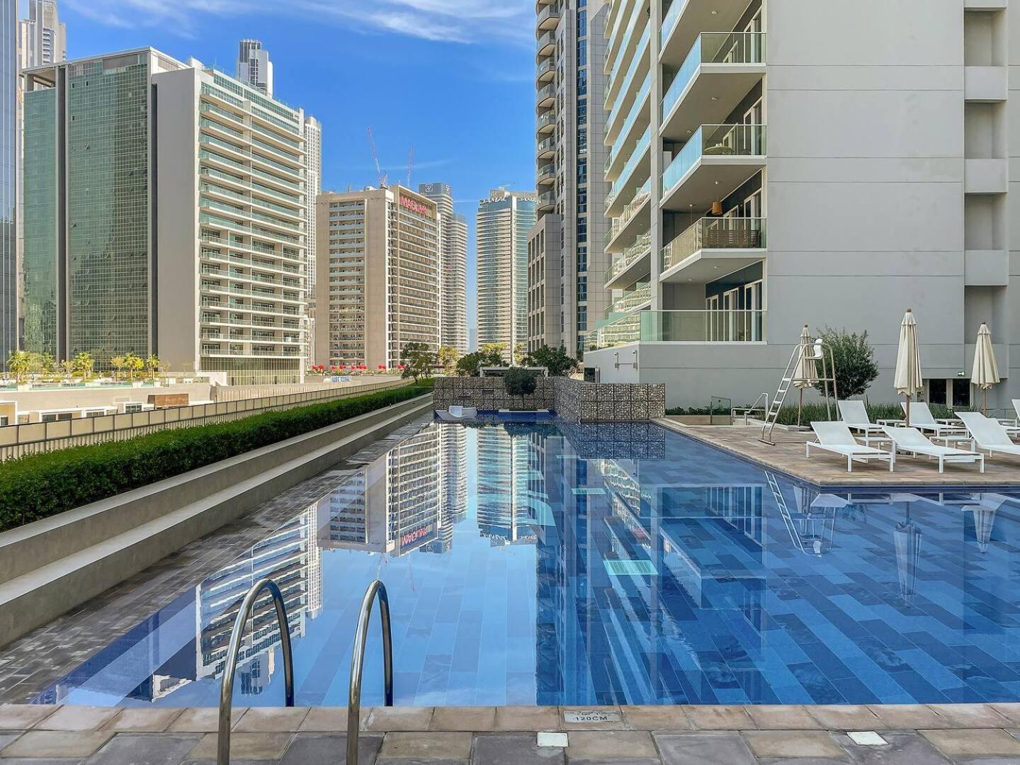 Luxury 2br With Burj View Gym & Pool Appartement *