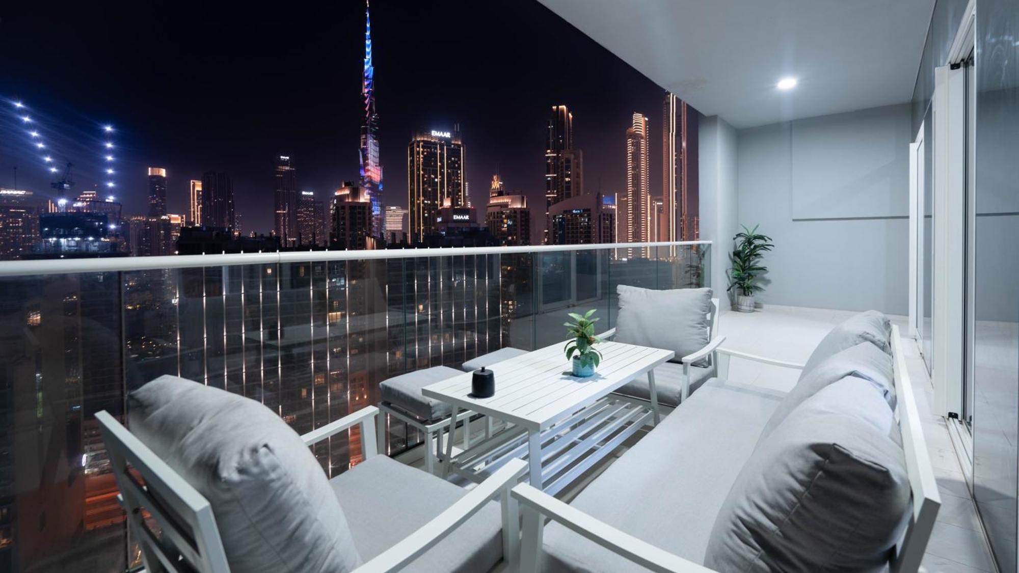 Luxury 2br With Burj View Gym & Pool Appartement *