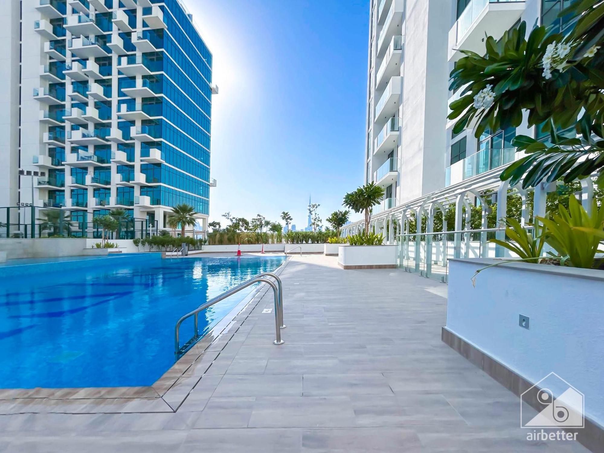 Cozy With Balcony & Stunning Views Dubaï