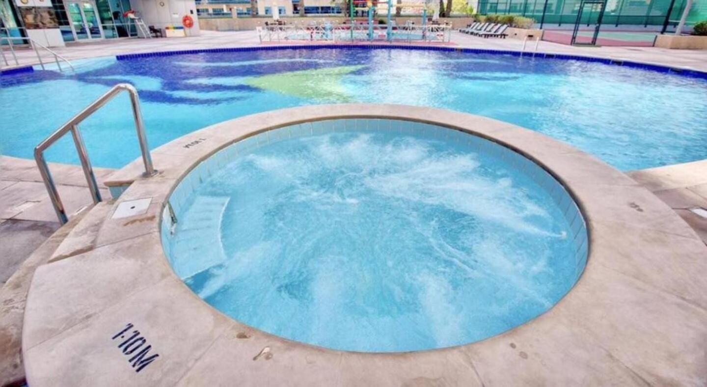 Marina View With Pool, Gym, Tennis Court, 5 Mins To Apartamento Dubai