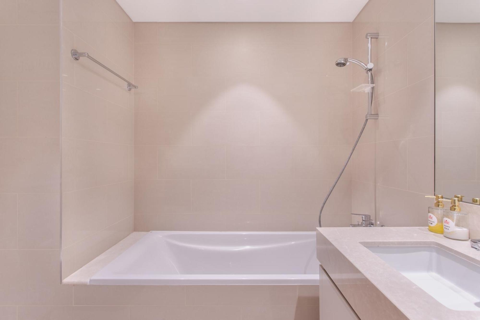 Classy 2 Bedrooms Near Burj Khalifa Apartamento Dubái