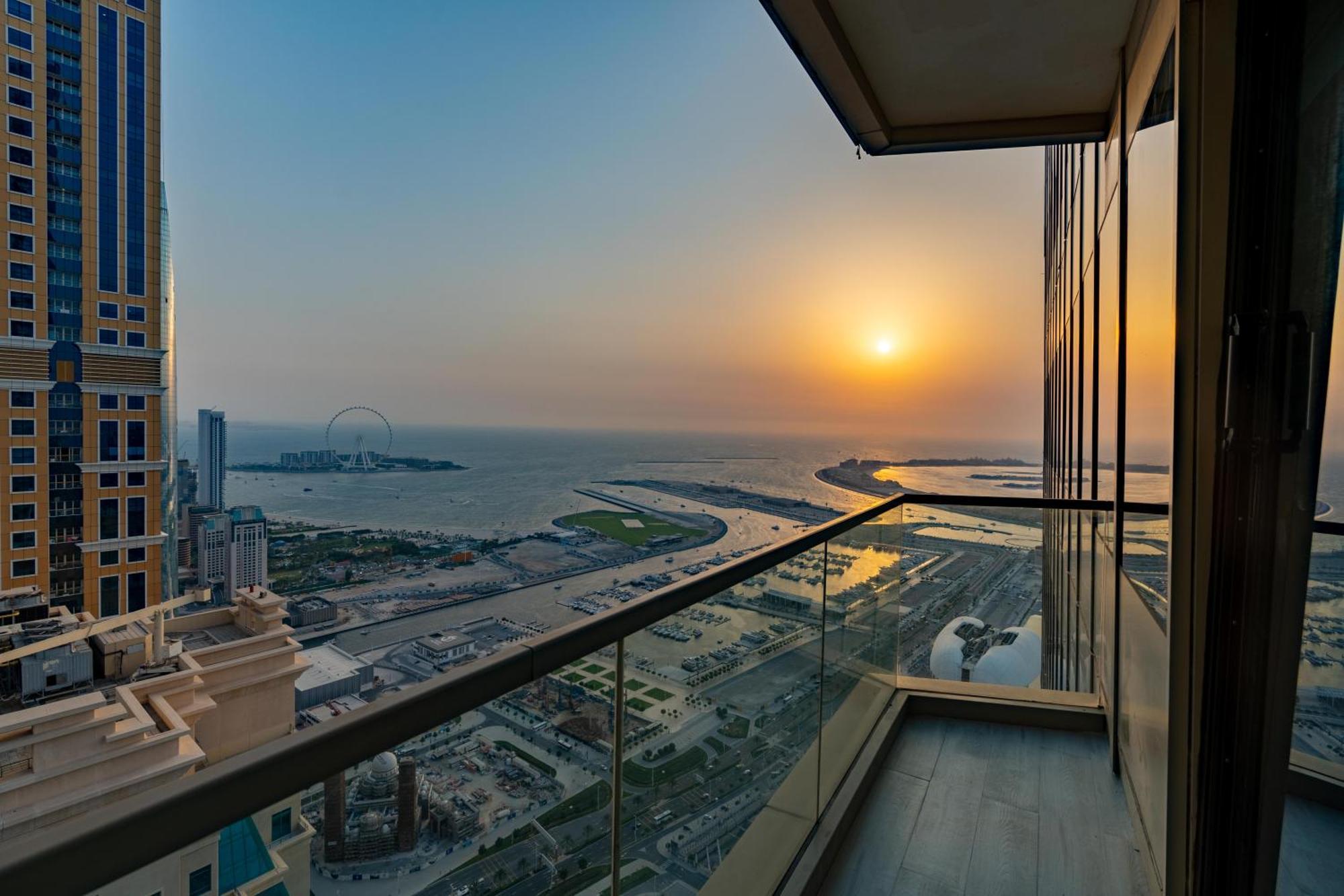The Luxe Marina Experience - Stylish 2br With Sweeping Balcony Views For Total Relaxation