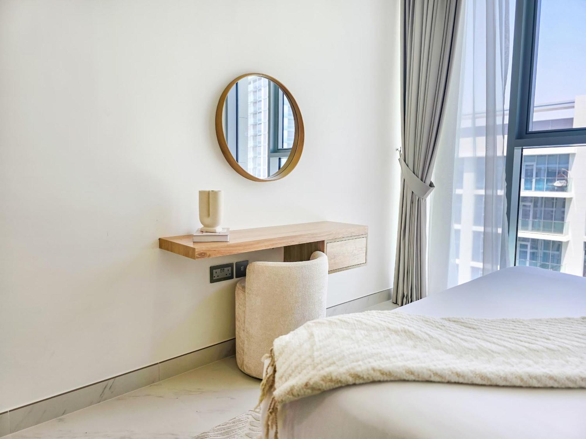 Easygo-luxury 2br & Maids With Lagoon View Apartment Dubai