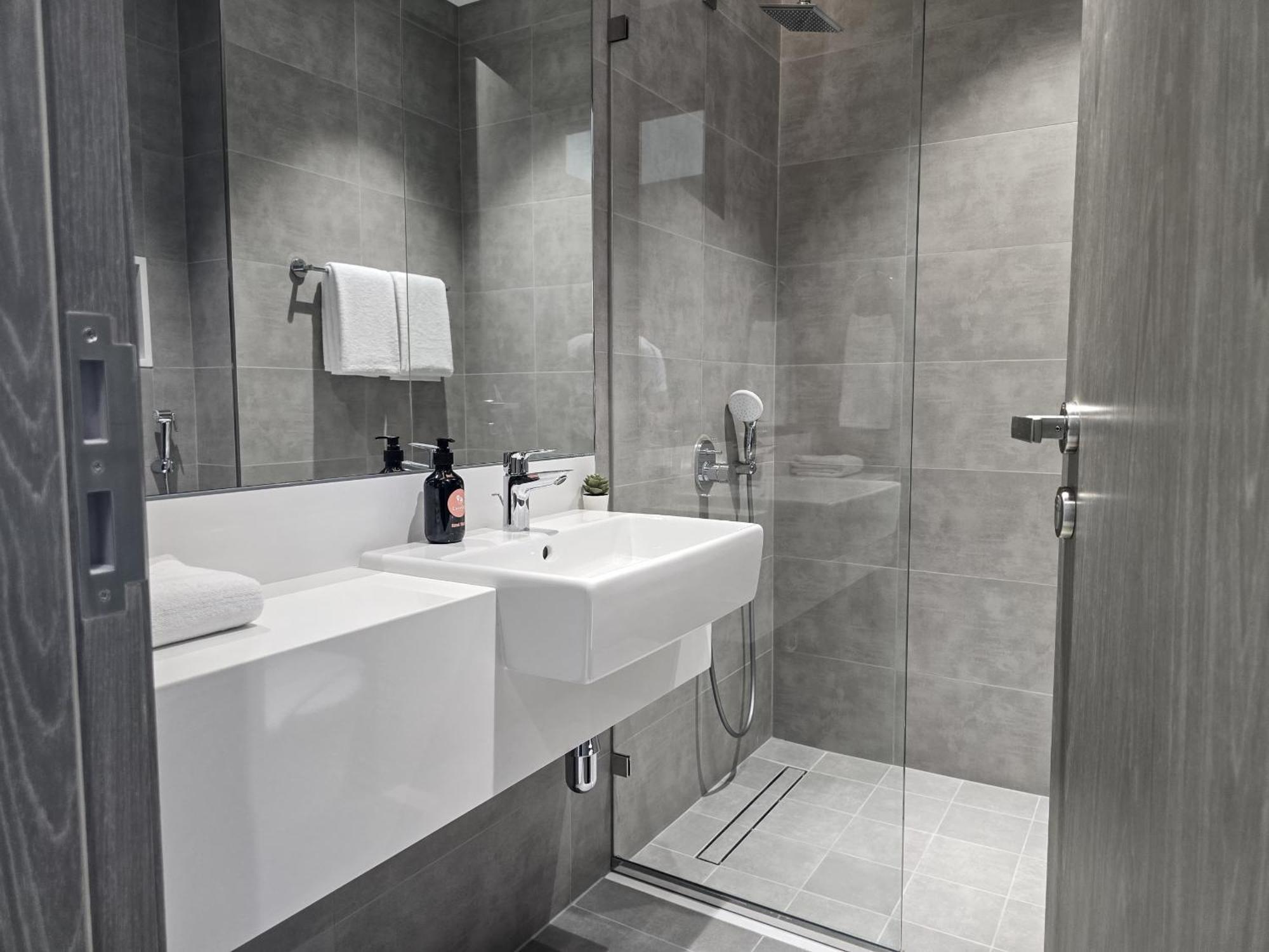 Easygo-luxury 2br & Maids With Lagoon View Apartment Dubai