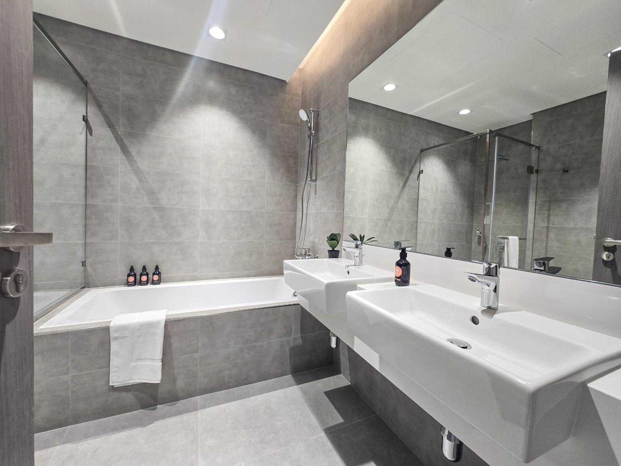 Apartment Easygo-luxury 2br & Maids With Lagoon View Dubai