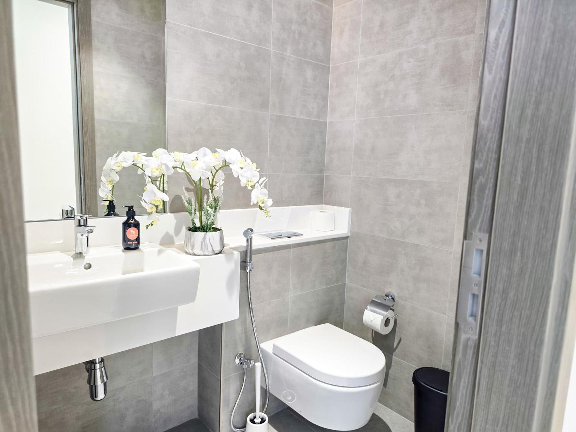 Easygo-luxury 2br & Maids With Lagoon View * Dubai