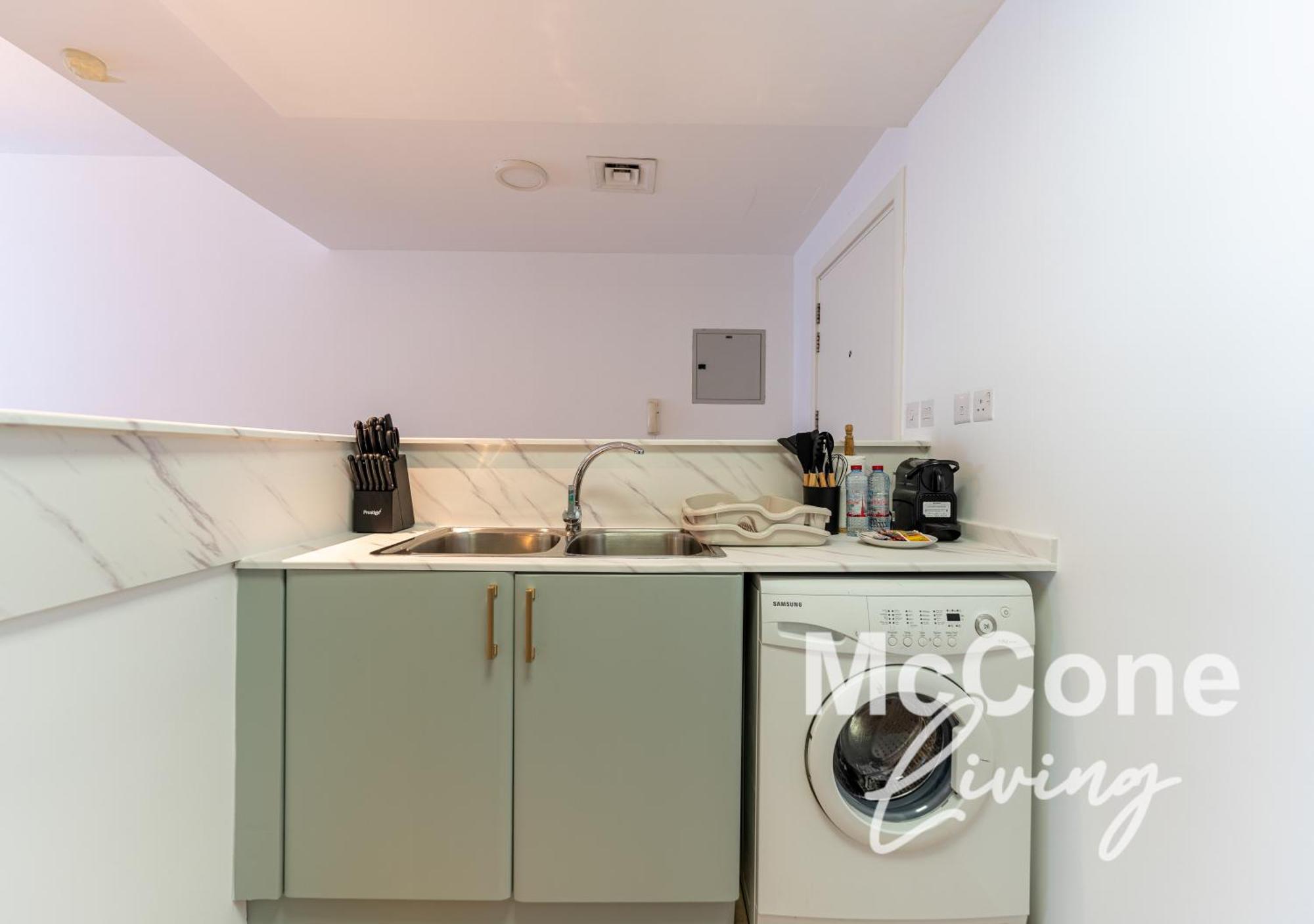 1br In Marina With Private Terrace & Pool Dubaï