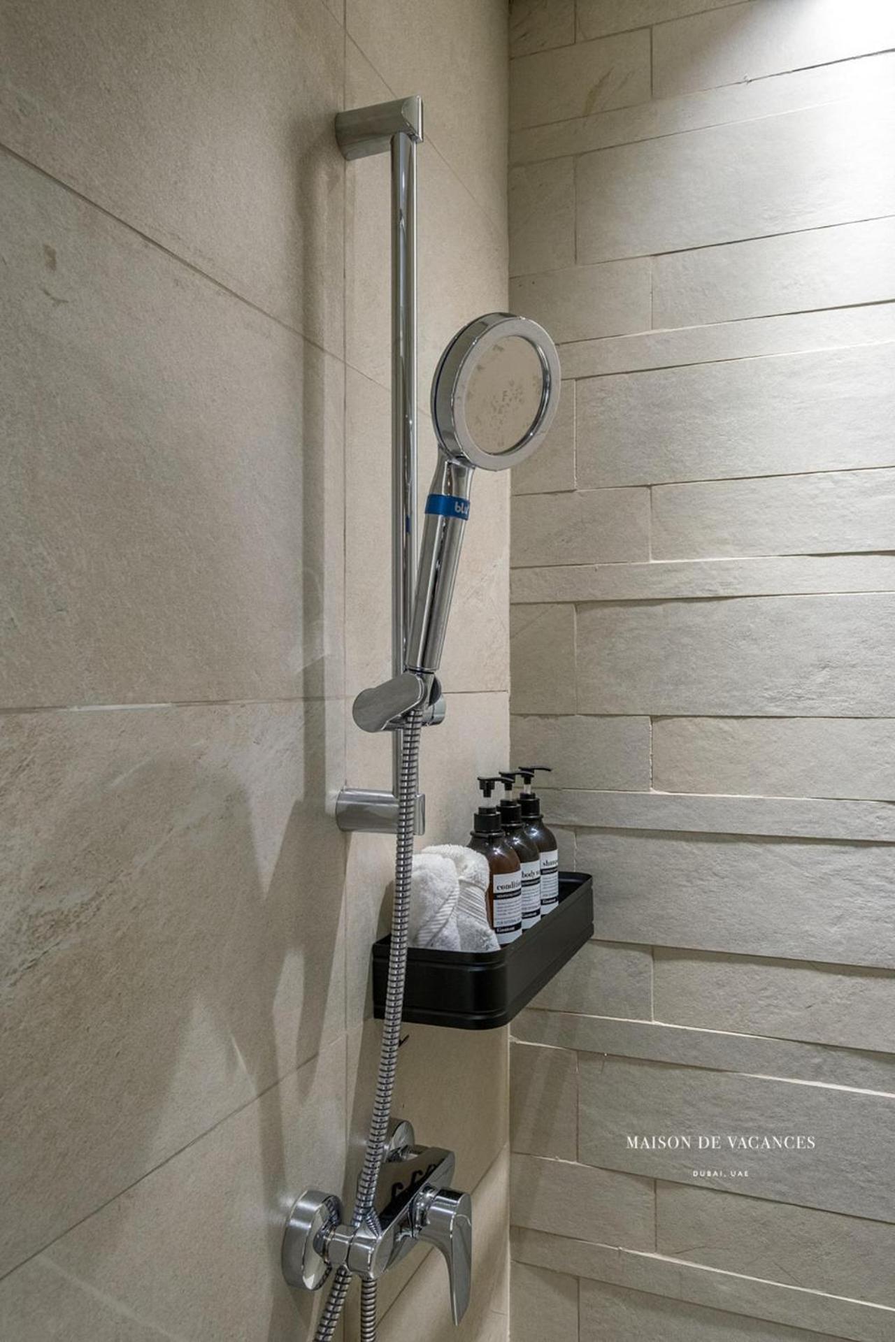 Apartamento Comfortable 10mins Away From Mall Dubái