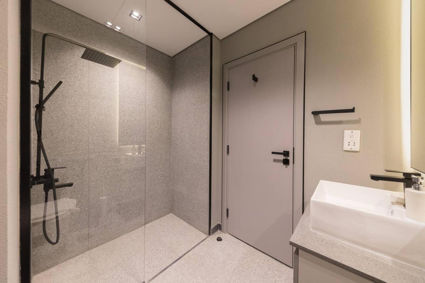 Brand New 15 Mins Drive From Business Bay Appartement