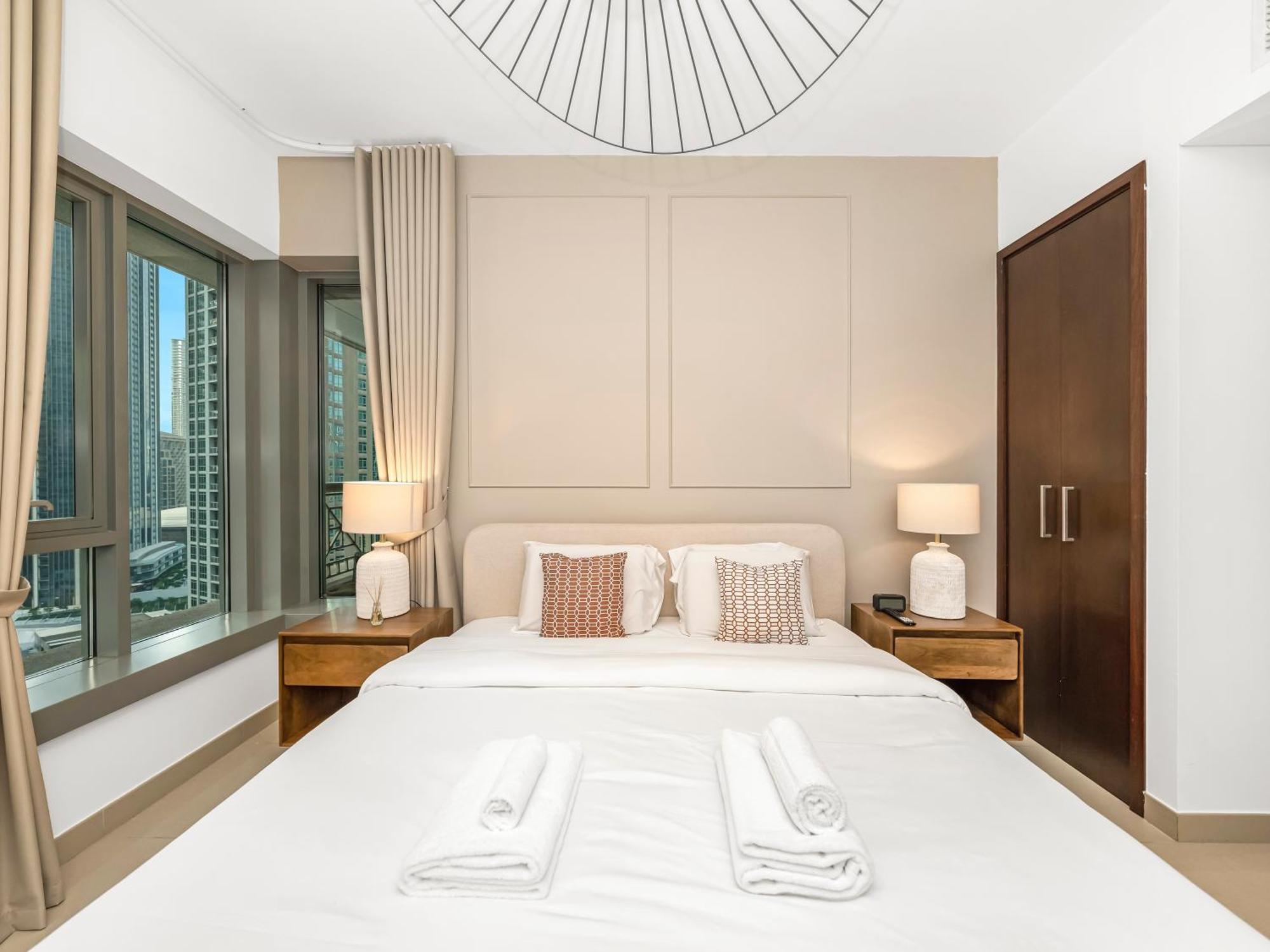 New Burj Khalifa & Fountain Views & Work Station Apartment