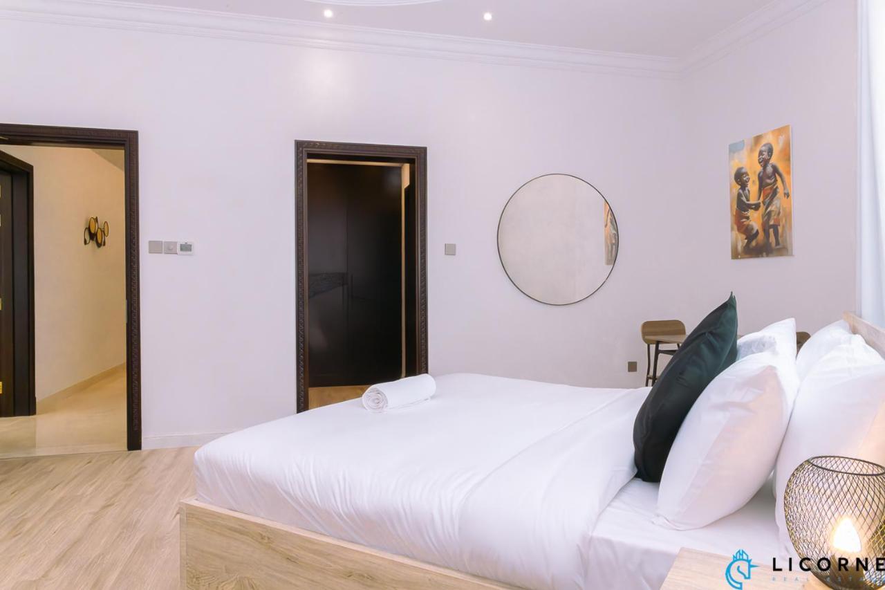 Hospedagem domiciliar The Beachfront Oasis - Private & Shared
