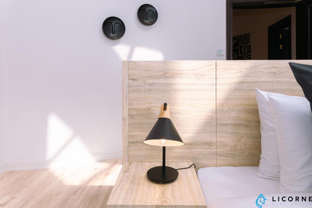 Hospedagem domiciliar The Beachfront Oasis - Private & Shared *