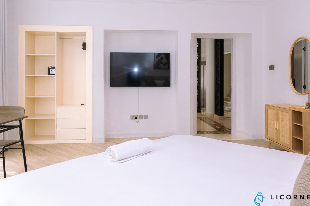 Hospedagem domiciliar The Beachfront Oasis - Private & Shared Dubai
