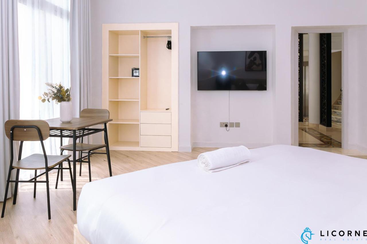 Hospedagem domiciliar The Beachfront Oasis - Private & Shared Dubai