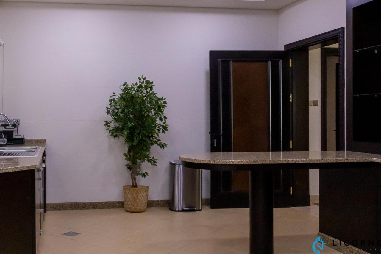 Hospedagem domiciliar The Beachfront Oasis - Private & Shared *