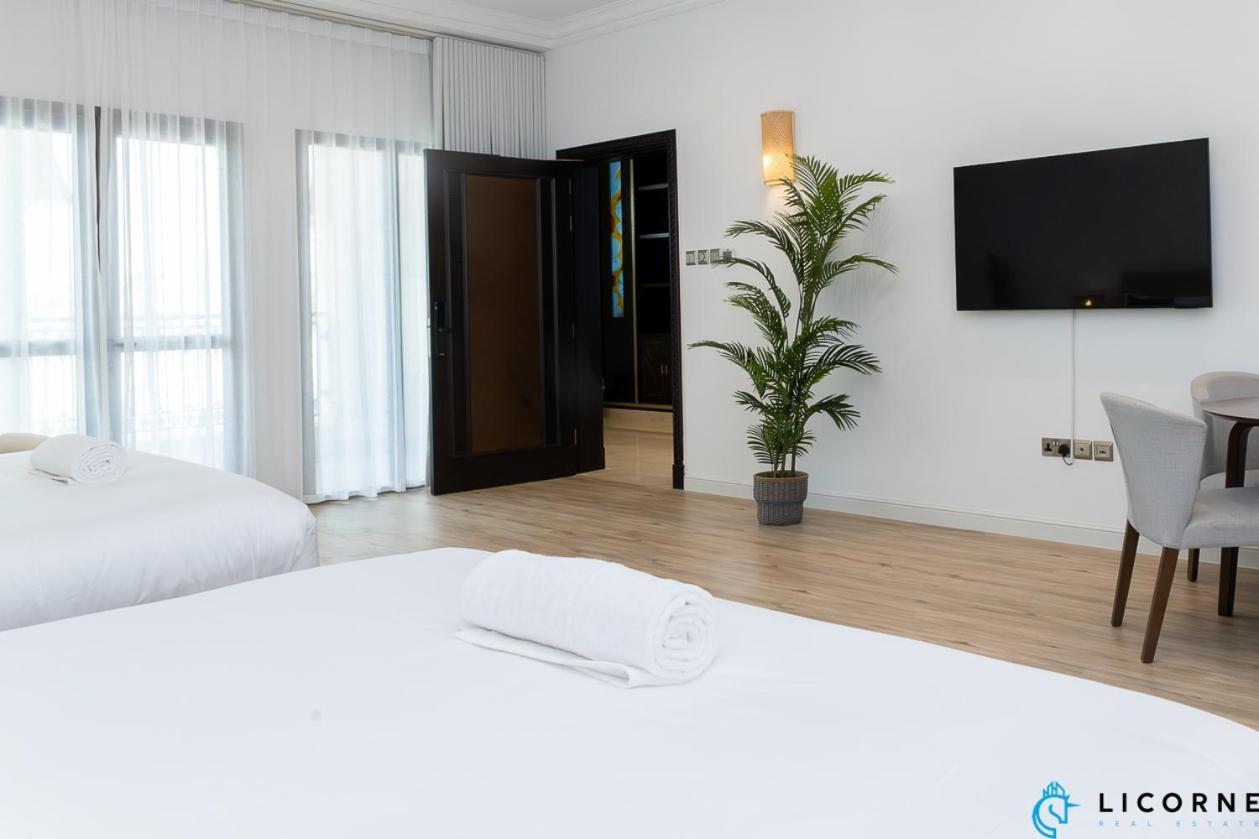 Hospedagem domiciliar The Beachfront Oasis - Private & Shared *