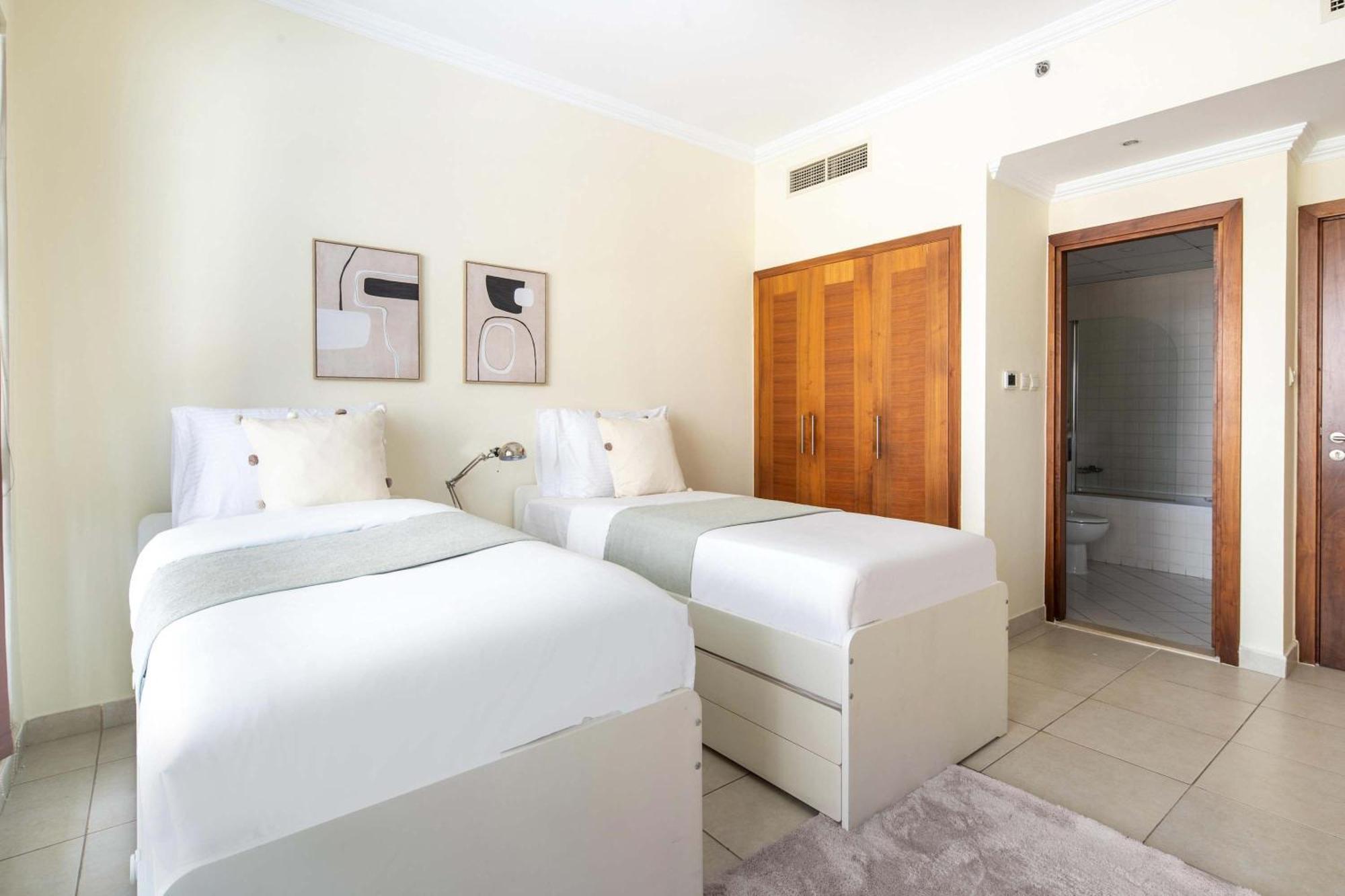 Frank Porter - Marina Quays Villa *