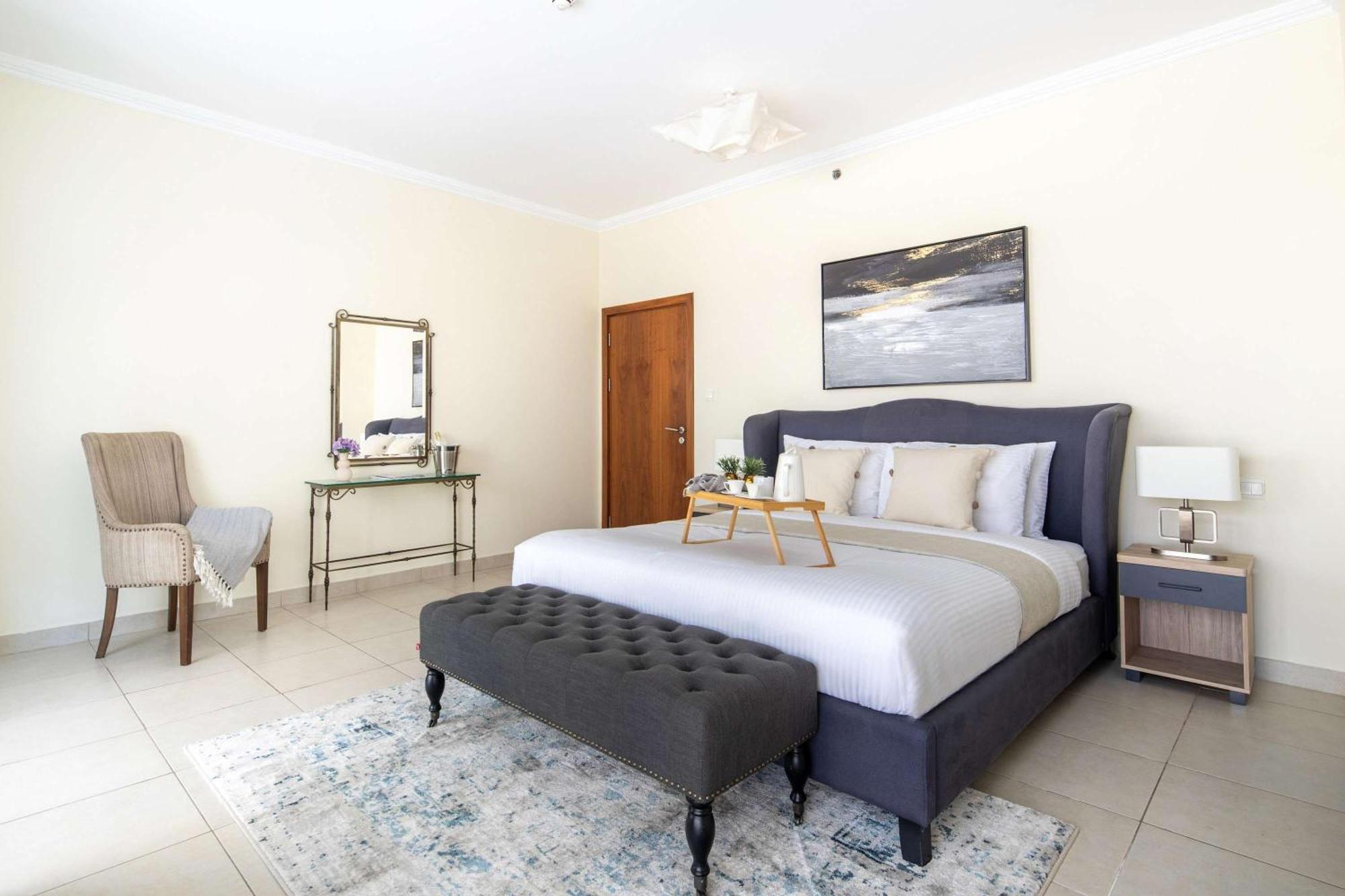 Frank Porter - Marina Quays Villa *