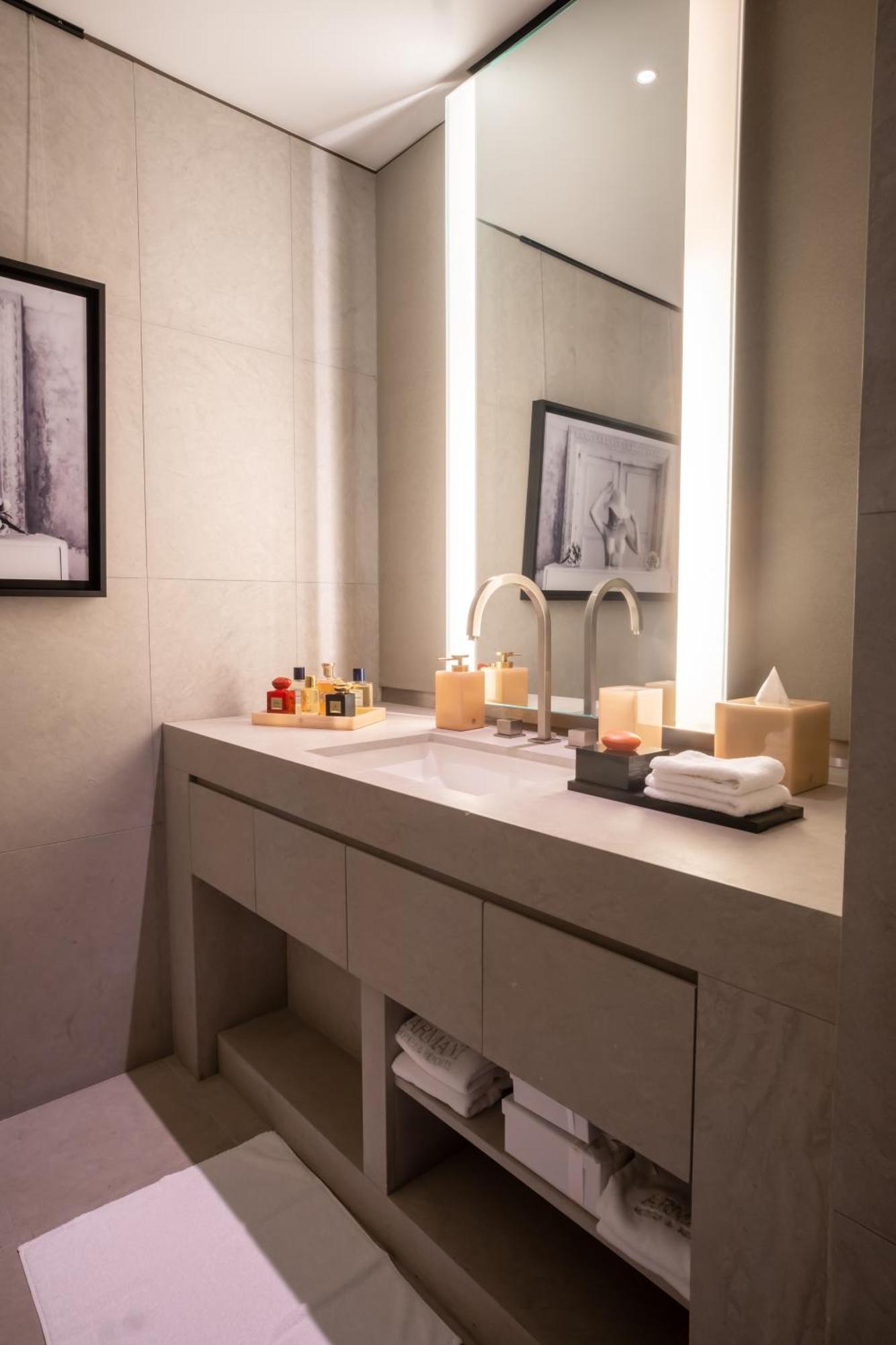 Apartment 2-br Luxury In Armani Residences Dubai