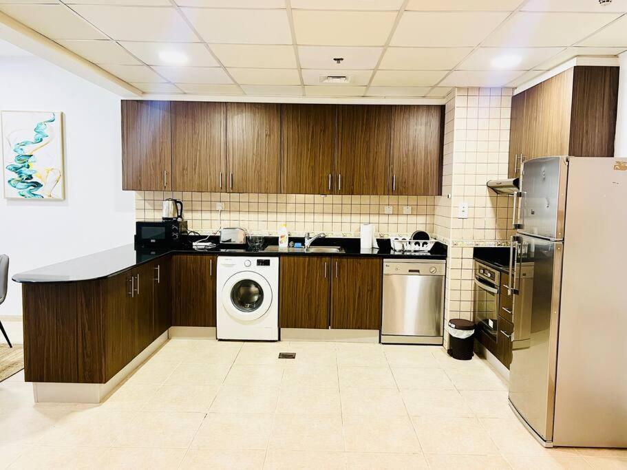 Sea View 1 Bedroom Flat, Luxury Amenities, Near & Tram With Free Parking In Marina Dubaï