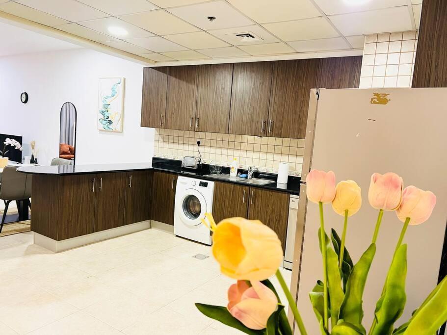 Sea View 1 Bedroom Flat, Luxury Amenities, Near & Tram With Free Parking In Marina Appartement Dubaï