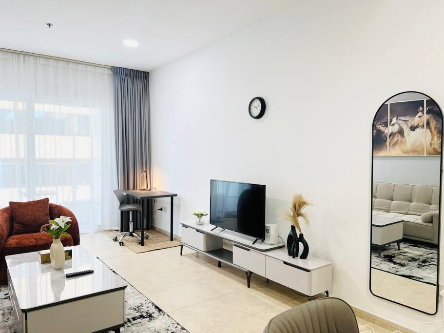Sea View 1 Bedroom Flat, Luxury Amenities, Near & Tram With Free Parking In Marina *