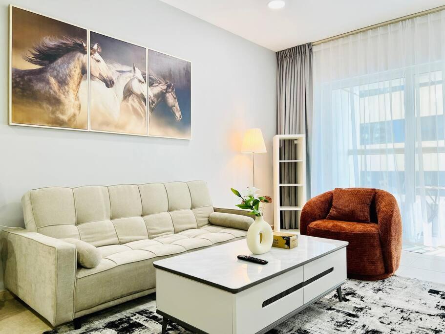 Sea View 1 Bedroom Flat, Luxury Amenities, Near & Tram With Free Parking In Marina Appartement *
