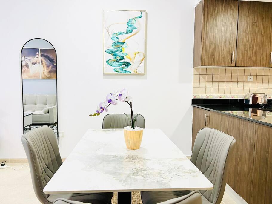 Sea View 1 Bedroom Flat, Luxury Amenities, Near & Tram With Free Parking In Marina Appartement Dubaï