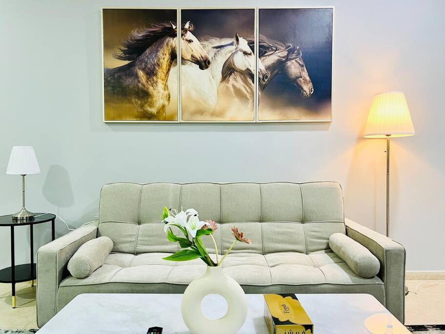 Sea View 1 Bedroom Flat, Luxury Amenities, Near & Tram With Free Parking In Marina Dubaï