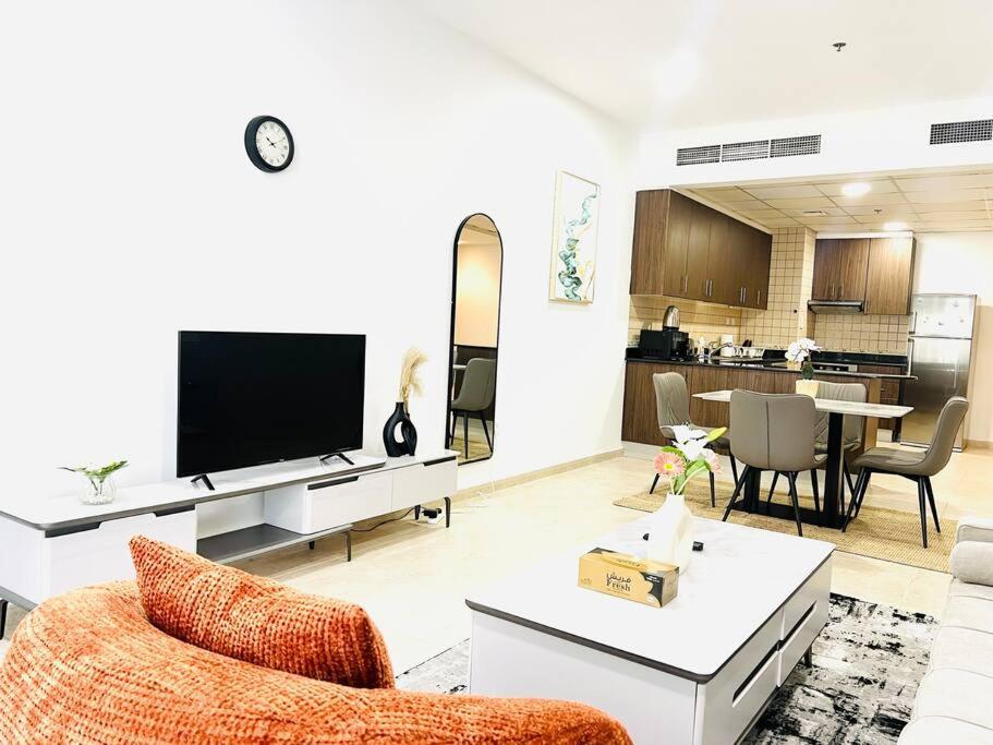 Sea View 1 Bedroom Flat, Luxury Amenities, Near & Tram With Free Parking In Marina Appartement