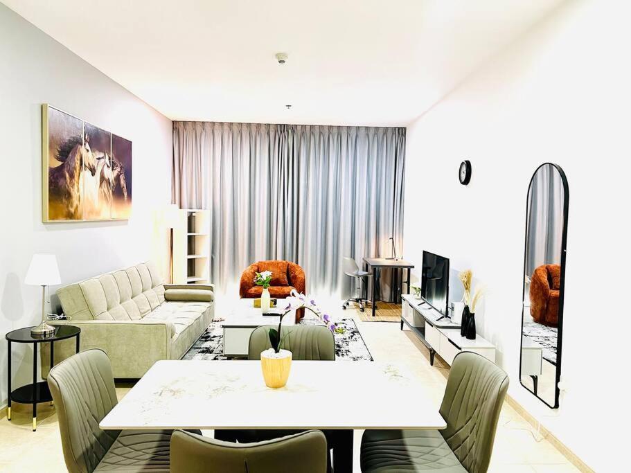 Sea View 1 Bedroom Flat, Luxury Amenities, Near & Tram With Free Parking In Marina Appartement *