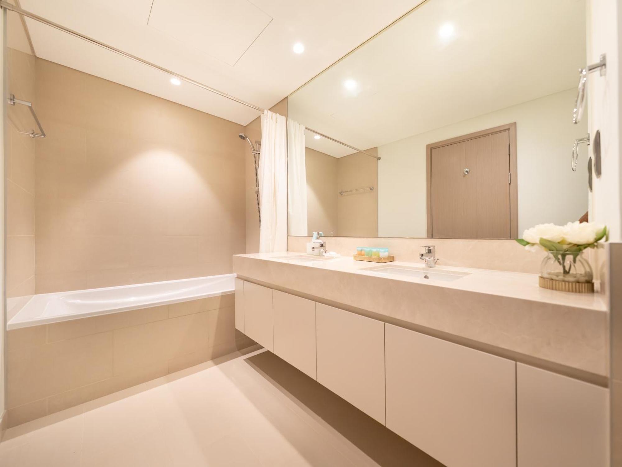Exquisite 2 Bedroom I Burj Khalifa & Fountain Views I Free Gym, Pool, Parking, Wi-fi And Ps5 I By Skyline Serenity Dubái
