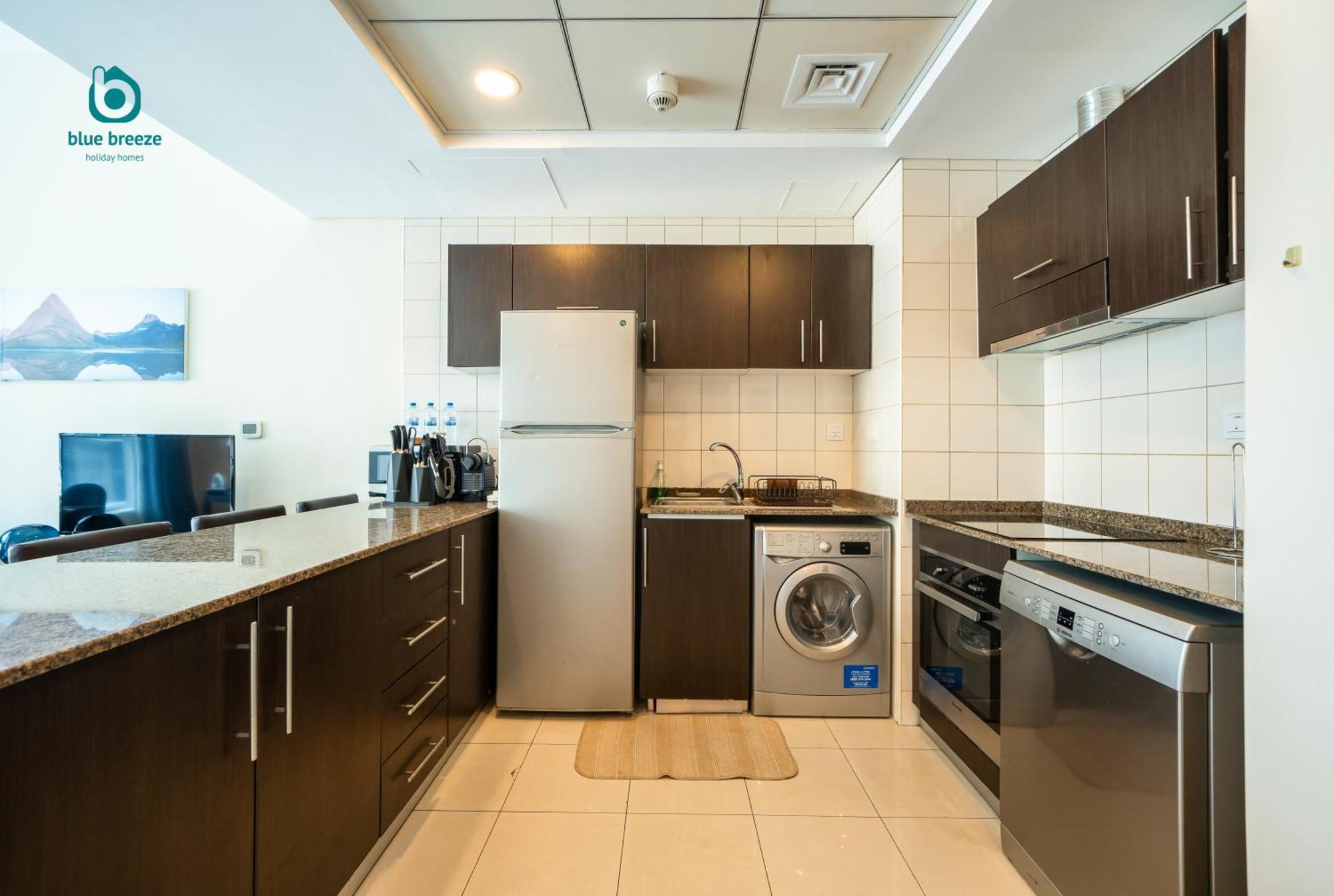 Blue Breeze - Chic Marina Retreat With Balcony And Canal Views Appartement