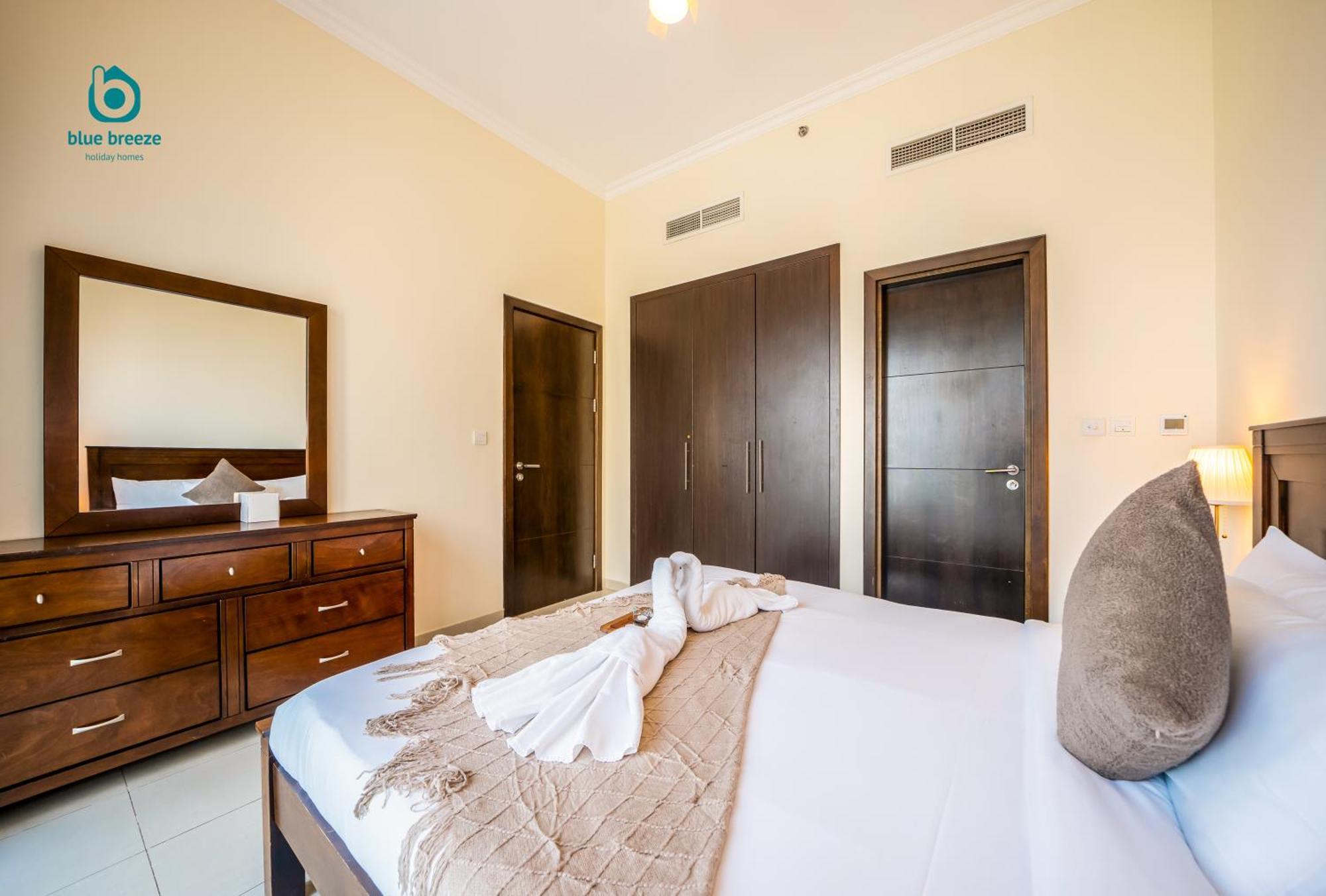 Blue Breeze - Chic Marina Retreat With Balcony And Canal Views Appartement Dubaï