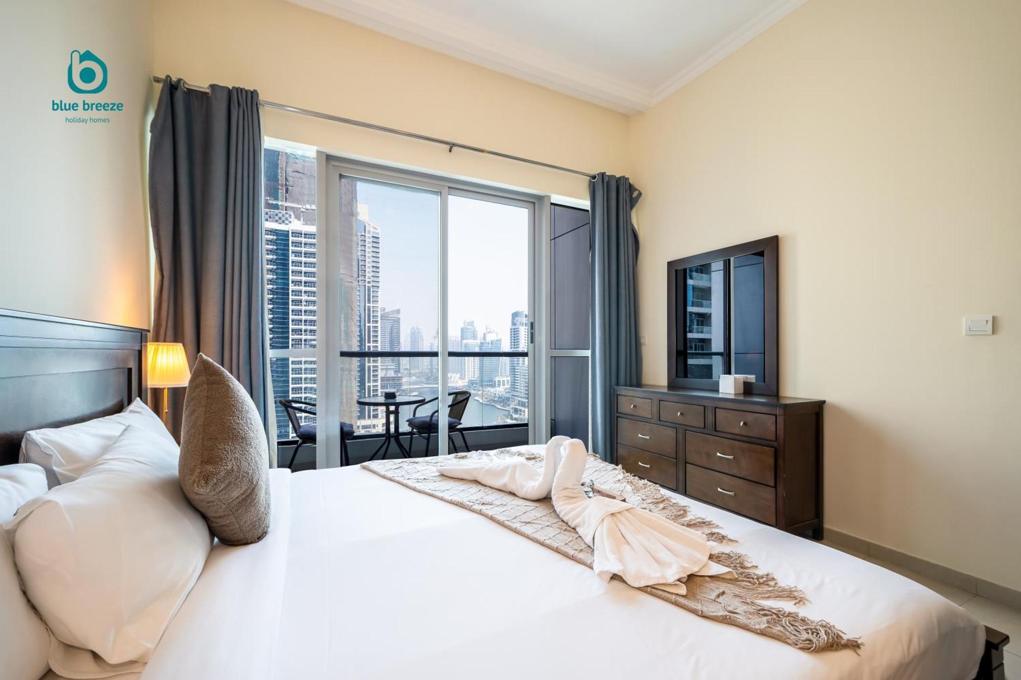 Appartement Blue Breeze - Chic Marina Retreat With Balcony And Canal Views