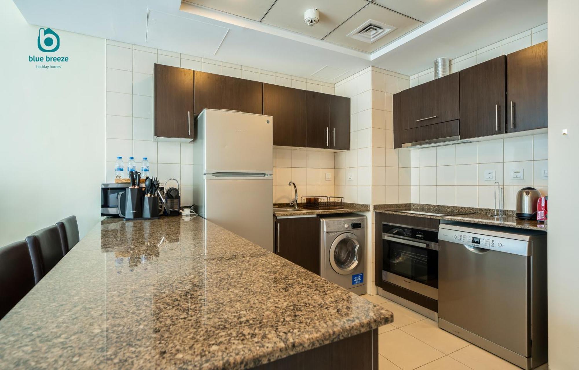 Blue Breeze - Chic Marina Retreat With Balcony And Canal Views Dubaï