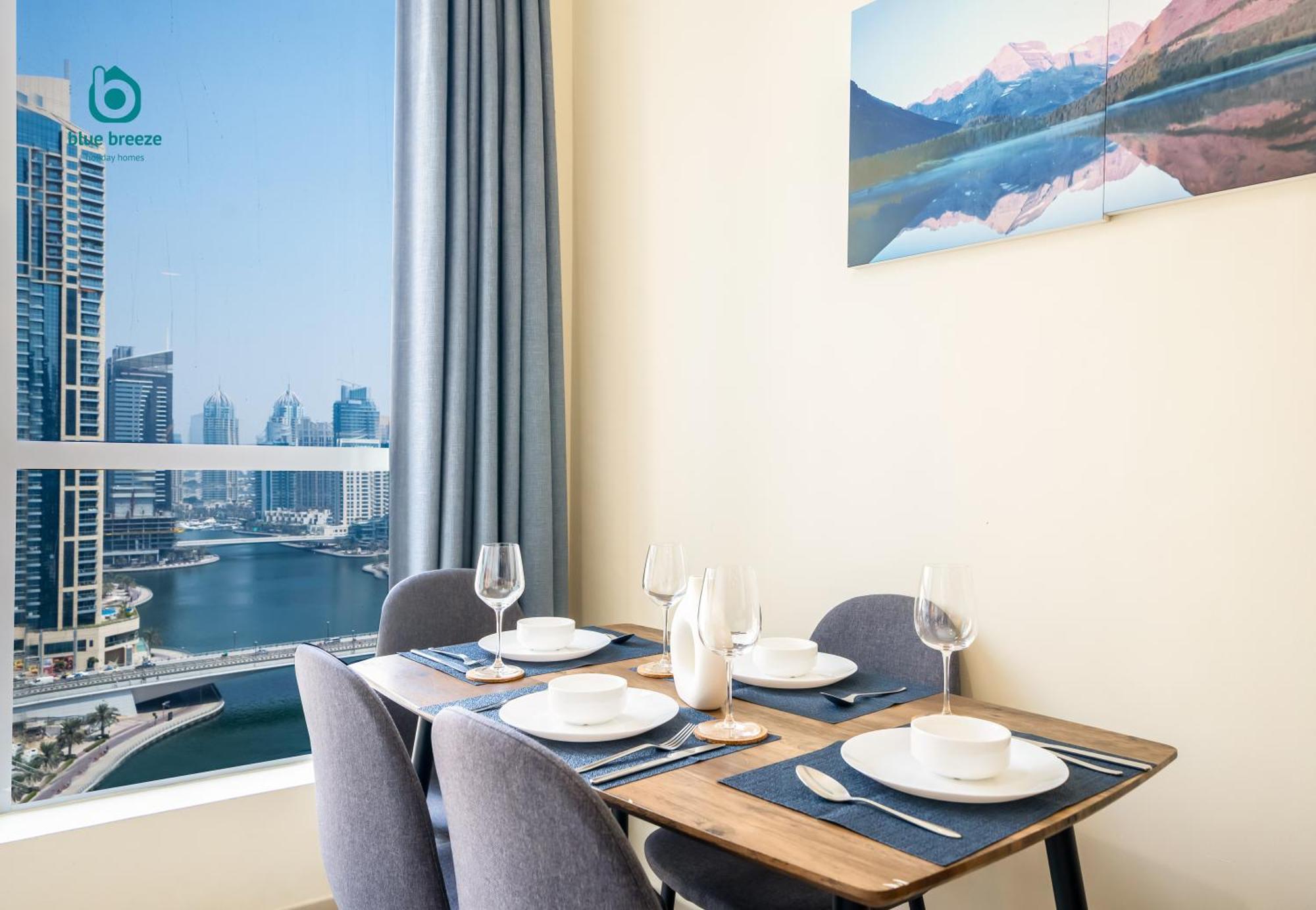 Blue Breeze - Chic Marina Retreat With Balcony And Canal Views Dubaï