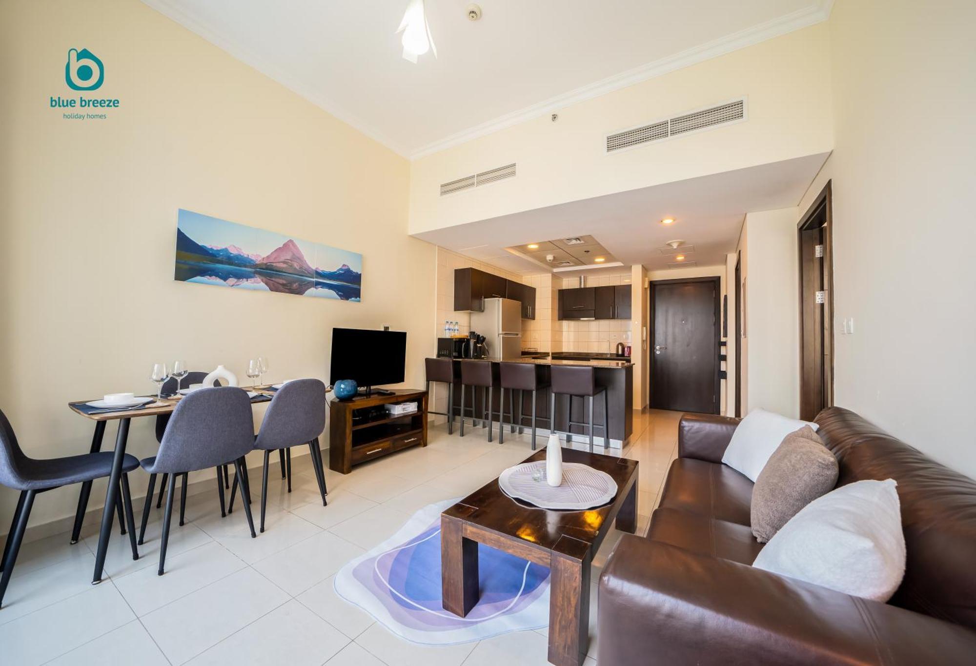 Blue Breeze - Chic Marina Retreat With Balcony And Canal Views Appartement Dubaï
